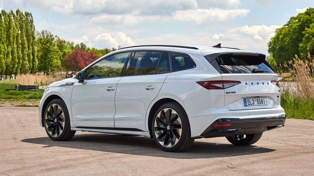 Škoda Enyaq 60 (2023-2024) задняя часть в три четверти, вид в три четверти, диагональ, экстерьер