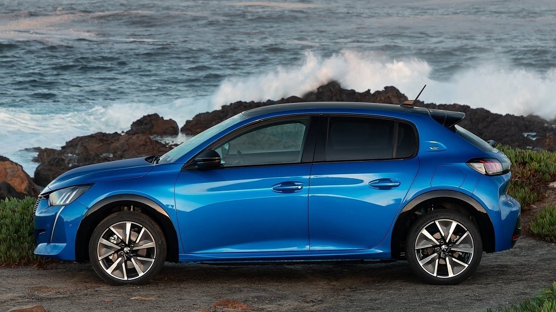 Peugeot e-208 50 kWh (2021-2023) вид сбоку, силуэт, двери, колеса, экстерьер