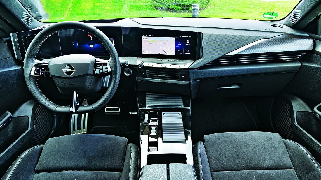 Opel Astra Electric Sports Tourer (2023-…) интерьер, переднее сиденье, водительское сиденье, приборная панель, рулевое колесо, информационно-развлекательная система, кокпит