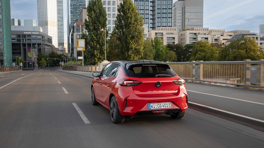 Opel Corsa Electric 50 kWh (2021-2023) вид сзади, задние фонари, багажник, спойлер, эмблема, бампер, экстерьер