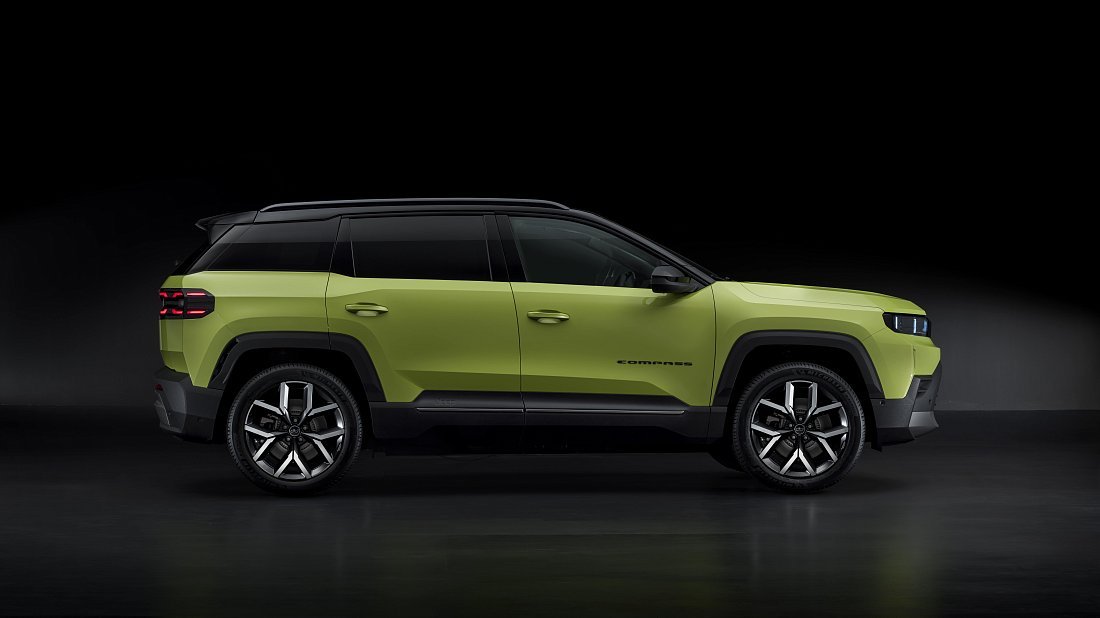 Фото Jeep Compass Electric (2025-…) вид сбоку