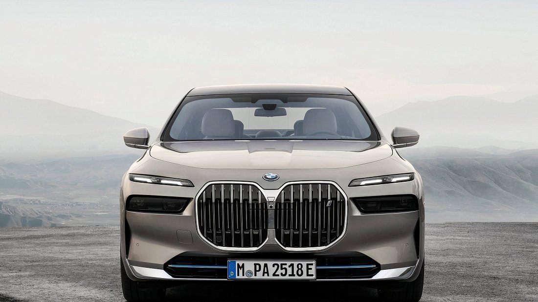 Фото BMW i7 eDrive50 (2023-…) вид спереди