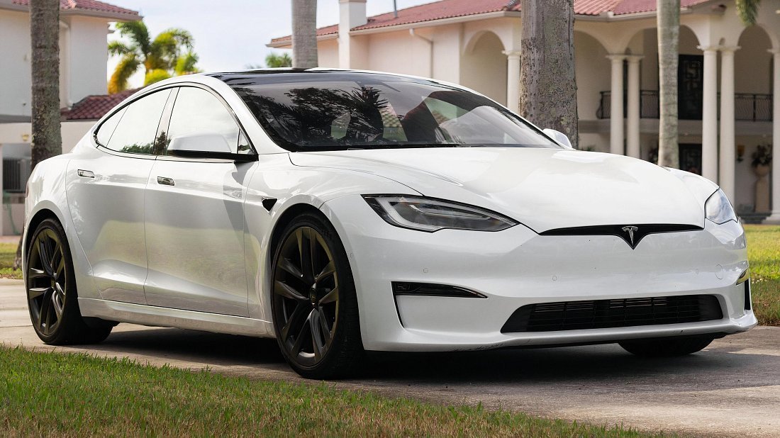 Tesla Model S Plaid (2021-…) вид спереди, спереди сбоку, по диагонали, экстерьер