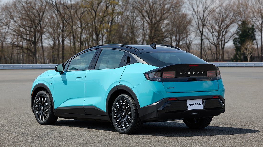 Nissan Leaf 52 kWh (2025-…) задняя часть в три четверти, вид в три четверти, диагональ, экстерьер