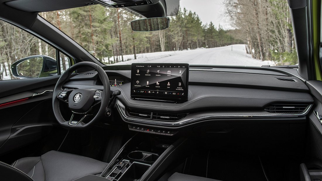 Škoda Enyaq iV RS (2023) интерьер, переднее сиденье, водительское сиденье, приборная панель, рулевое колесо, информационно-развлекательная система, кокпит