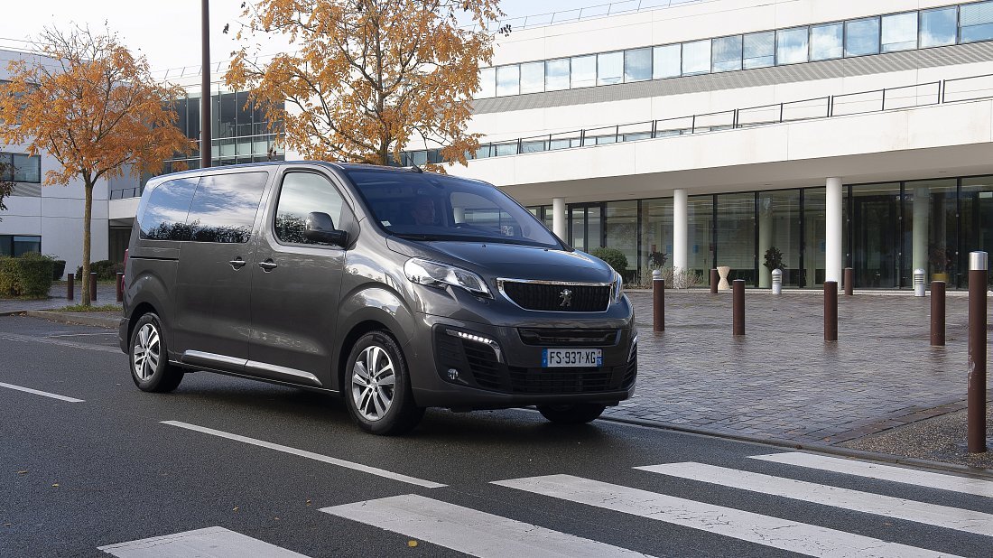 Peugeot e-Traveller Standard 50 kWh (2020-2024) вид спереди, спереди сбоку, по диагонали, экстерьер