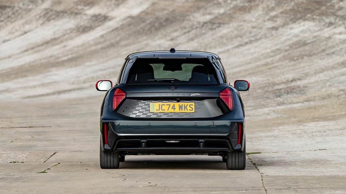 Mini Cooper JCW (2024-…) вид сзади, задние фонари, багажник, спойлер, эмблема, бампер, экстерьер