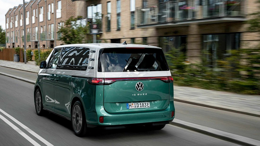 Volkswagen ID.Buzz Long Pro S (2024-…) вид сзади, задние фонари, багажник, спойлер, эмблема, бампер, экстерьер