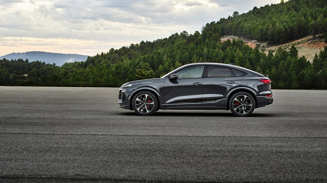 Audi Q6 Sportback e-tron Performance (2025-…) вид сбоку, силуэт, двери, колеса, экстерьер