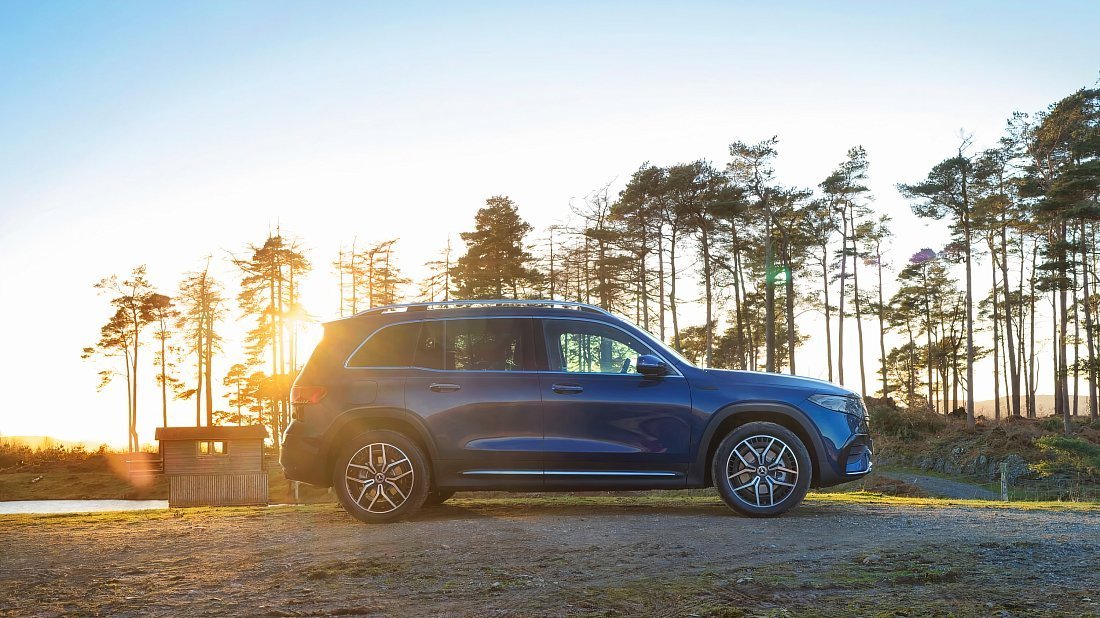Mercedes EQB 250 (2022-2023) вид сбоку, силуэт, двери, колеса, экстерьер