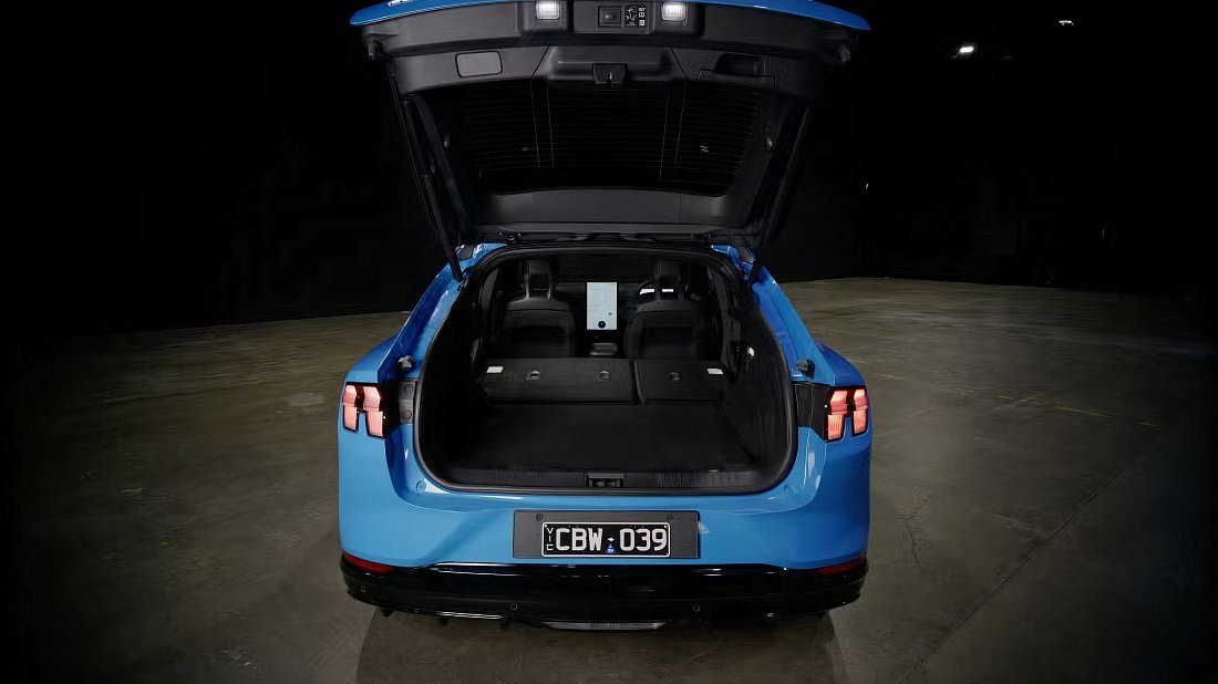 Ford Mustang Mach-E GT (2023-…) багажник, увеличенный объем, сиденья сложены, максимальный объем, максимальный груз, максимальная вместимость, максимальное пространство для хранения