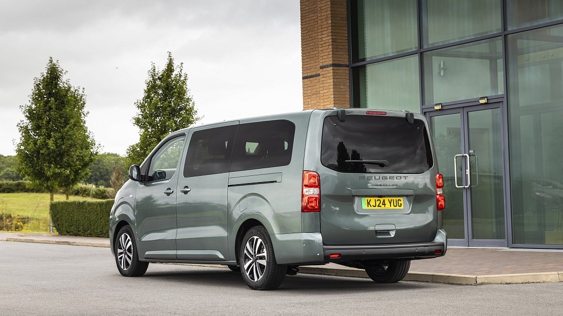 Peugeot e-Traveller L3 50 kWh (2024-...) задняя часть в три четверти, вид в три четверти, диагональ, экстерьер