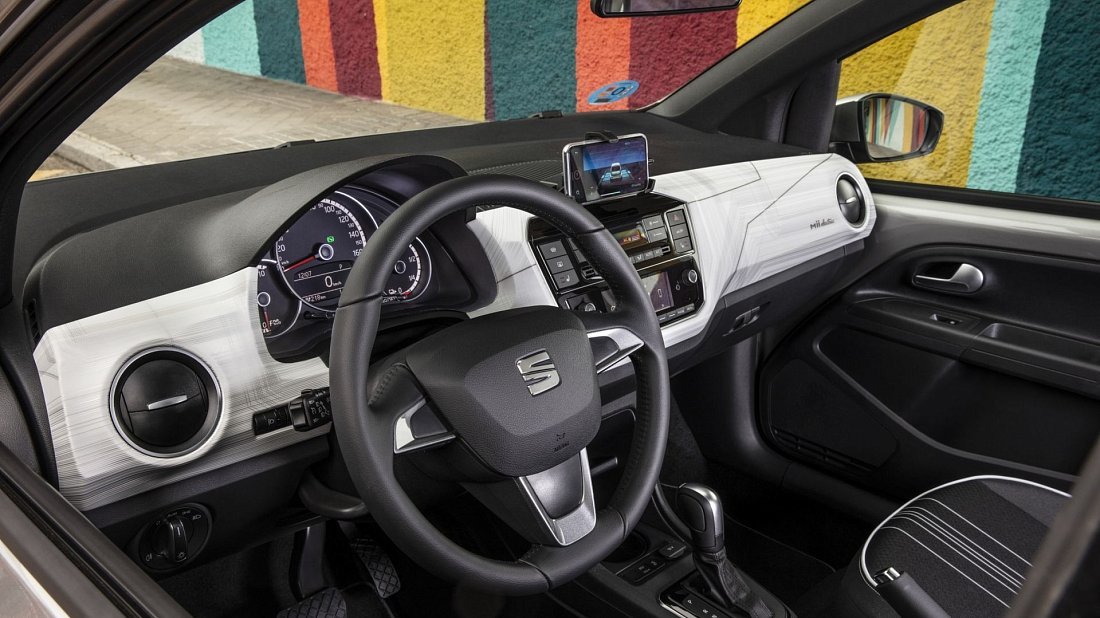 Seat Mii Electric (2019-2021) интерьер, переднее сиденье, водительское сиденье, приборная панель, рулевое колесо, информационно-развлекательная система, кокпит