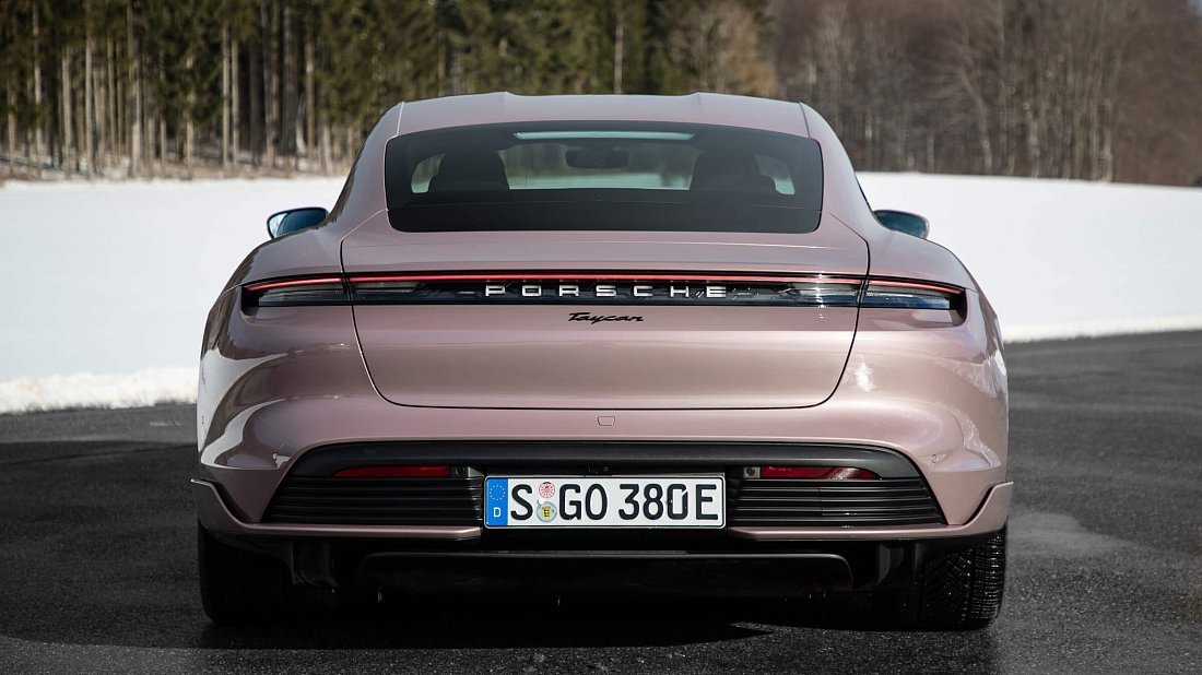 Porsche Taycan 4S Plus (2020-2024) вид сзади, задние фонари, багажник, спойлер, эмблема, бампер, экстерьер