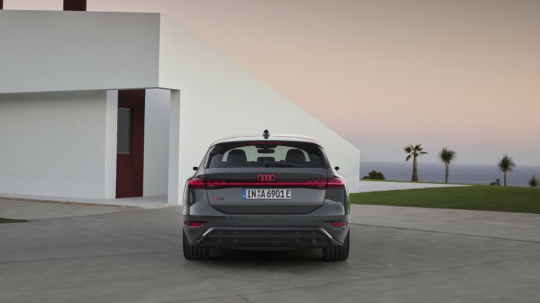 Audi A6 Avant e-tron Performance (2024-…) вид сзади, задние фонари, багажник, спойлер, эмблема, бампер, экстерьер