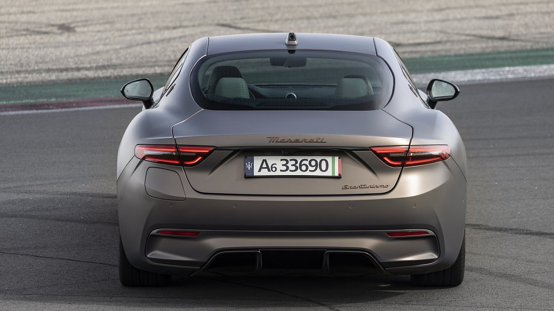 Maserati GranTurismo Folgore (2024-…) вид сзади, задние фонари, багажник, спойлер, эмблема, бампер, экстерьер