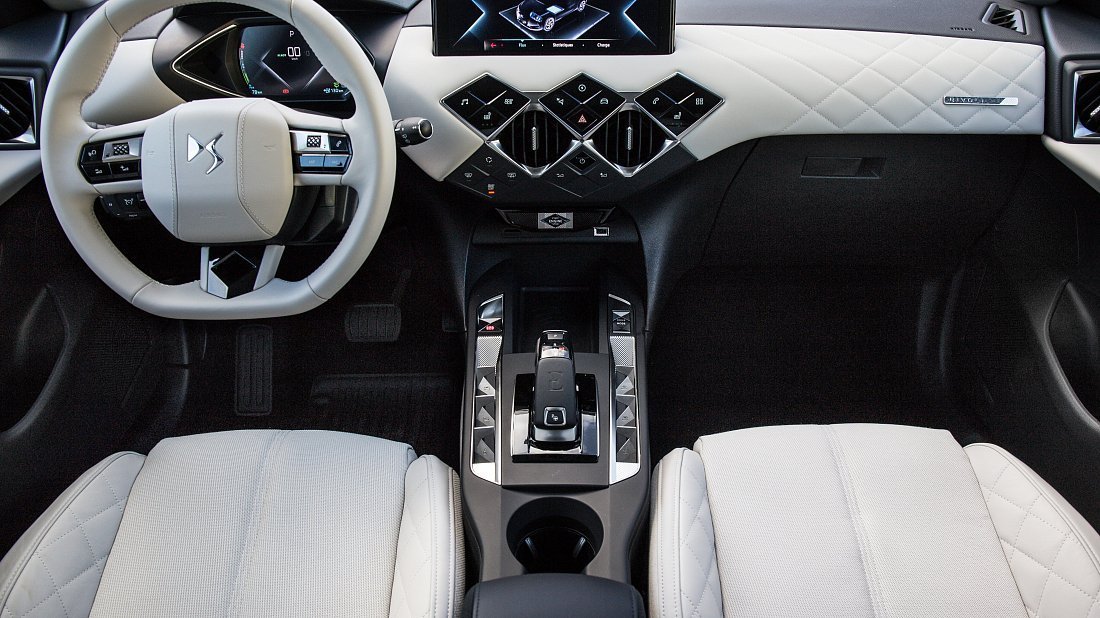 DS 3 Crossback E-Tense (2020-2022) интерьер, переднее сиденье, водительское сиденье, приборная панель, рулевое колесо, информационно-развлекательная система, кокпит