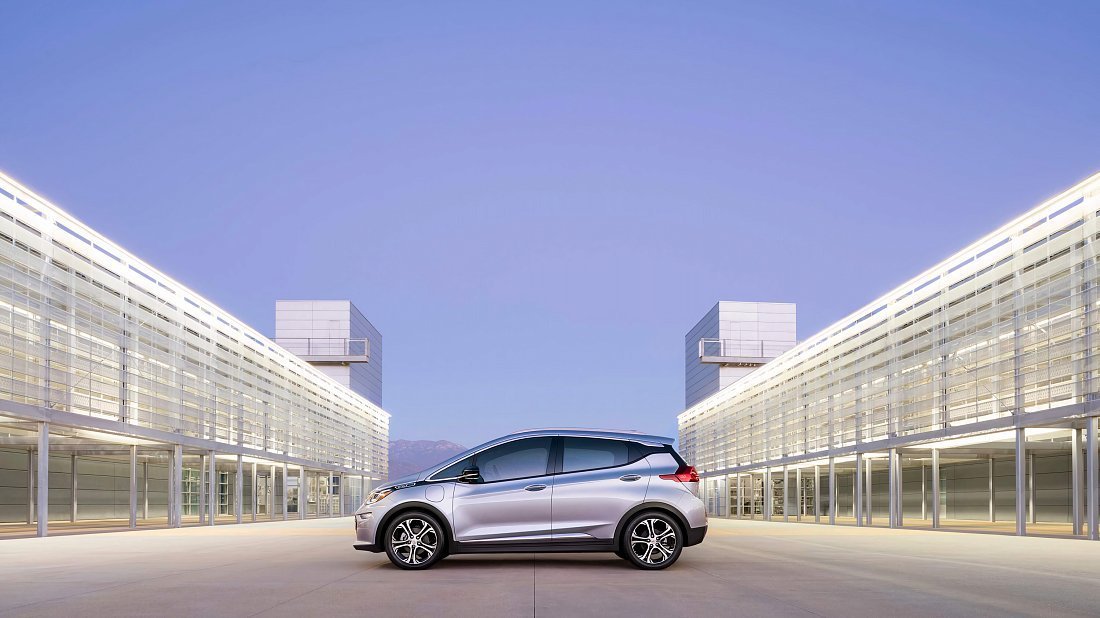 Chevrolet Bolt EV Gen 1 (2017-2019) вид сбоку, силуэт, двери, колеса, экстерьер