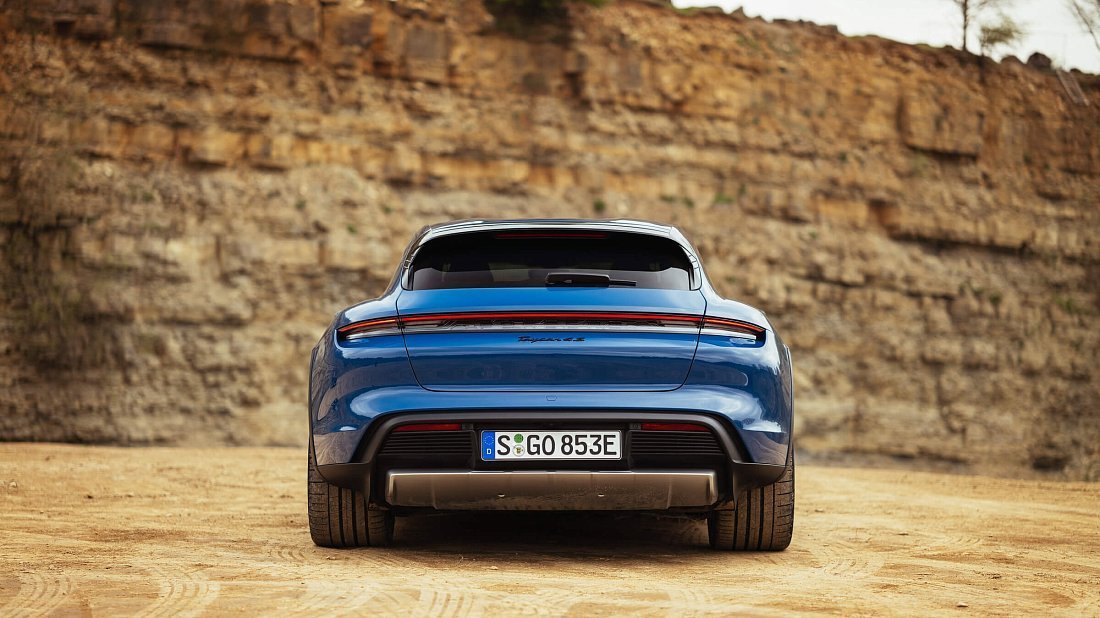 Фото Porsche Taycan 4S Cross Turismo (2021-2024) вид сзади, задние фонари