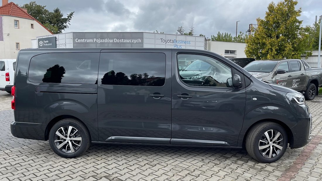 Фото Toyota Proace Verso Electric L2 75 kWh (2024-...) вид сбоку