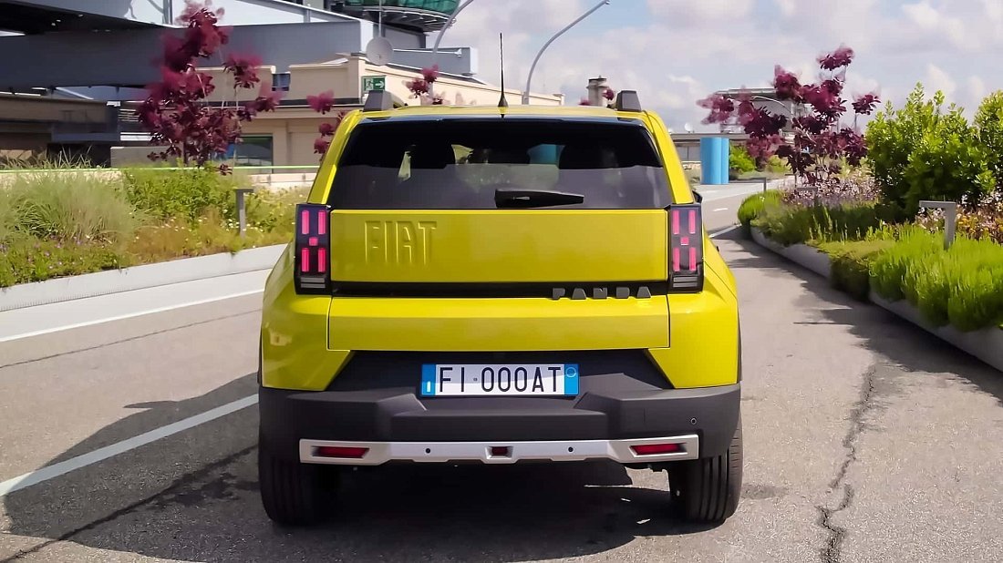 Fiat Grande Panda (2024-...) вид сзади, задние фонари, багажник, спойлер, эмблема, бампер, экстерьер