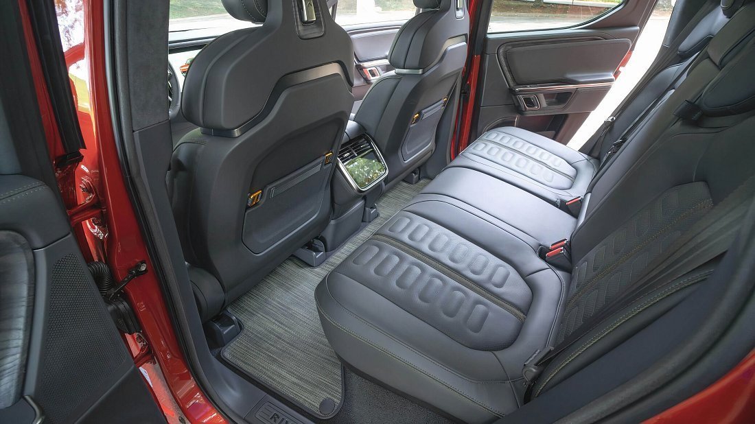 Rivian R1T Quad-Motor AWD Large (2022-…) задние сиденья, пассажирские сиденья, пространство для ног, пространство над головой, интерьер