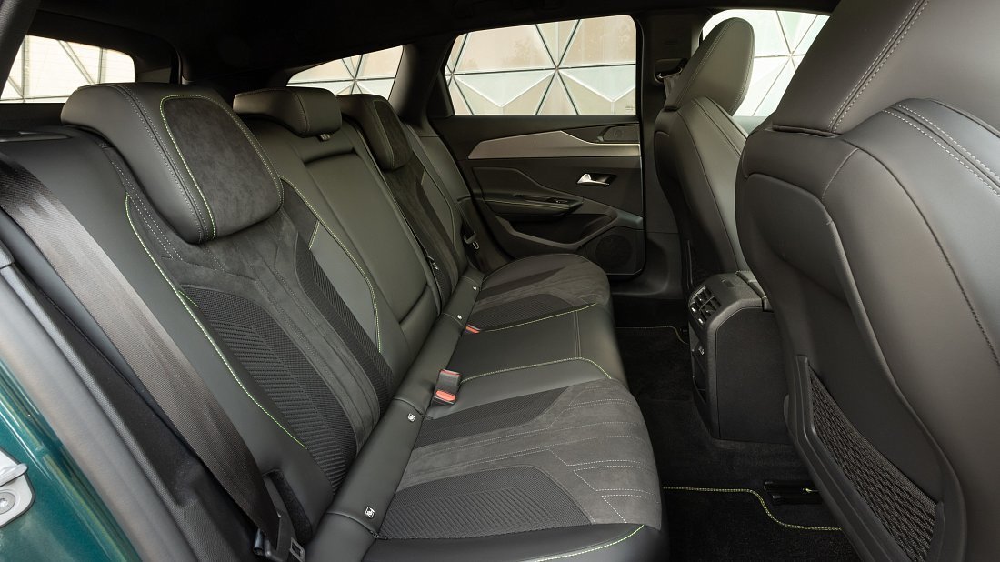 Peugeot e-308 Station Wagon (2023-…) задние сиденья, пассажирские сиденья, пространство для ног, пространство над головой, интерьер