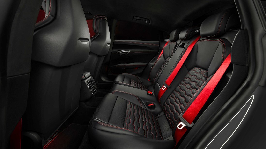 Audi e-tron GT RS Performance (2024-…) задние сиденья, пассажирские сиденья, пространство для ног, пространство над головой, интерьер