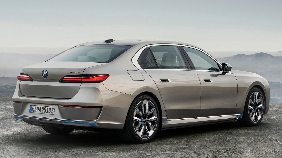 Фото BMW i7 xDrive60 (2022-…) задняя часть под углом