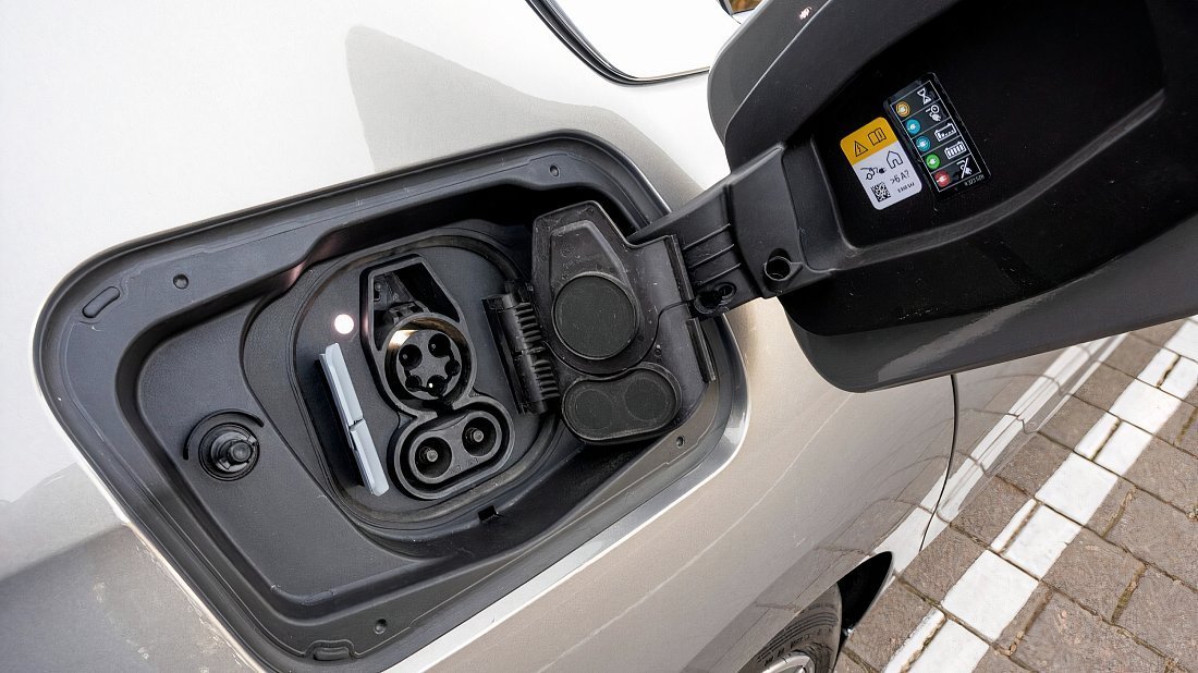 Фото BMW i7 eDrive50 (2023-…) порт для зарядки (США)