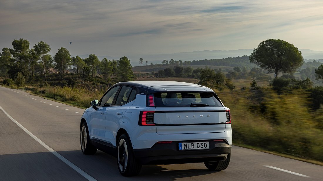 Volvo EX30 Twin Motor Performance (2023-…) задняя часть в три четверти, вид в три четверти, диагональ, экстерьер