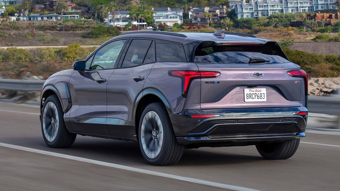 Chevrolet Blazer EV RWD (2023-…) вид сзади, задние фонари, багажник, спойлер, эмблема, бампер, экстерьер