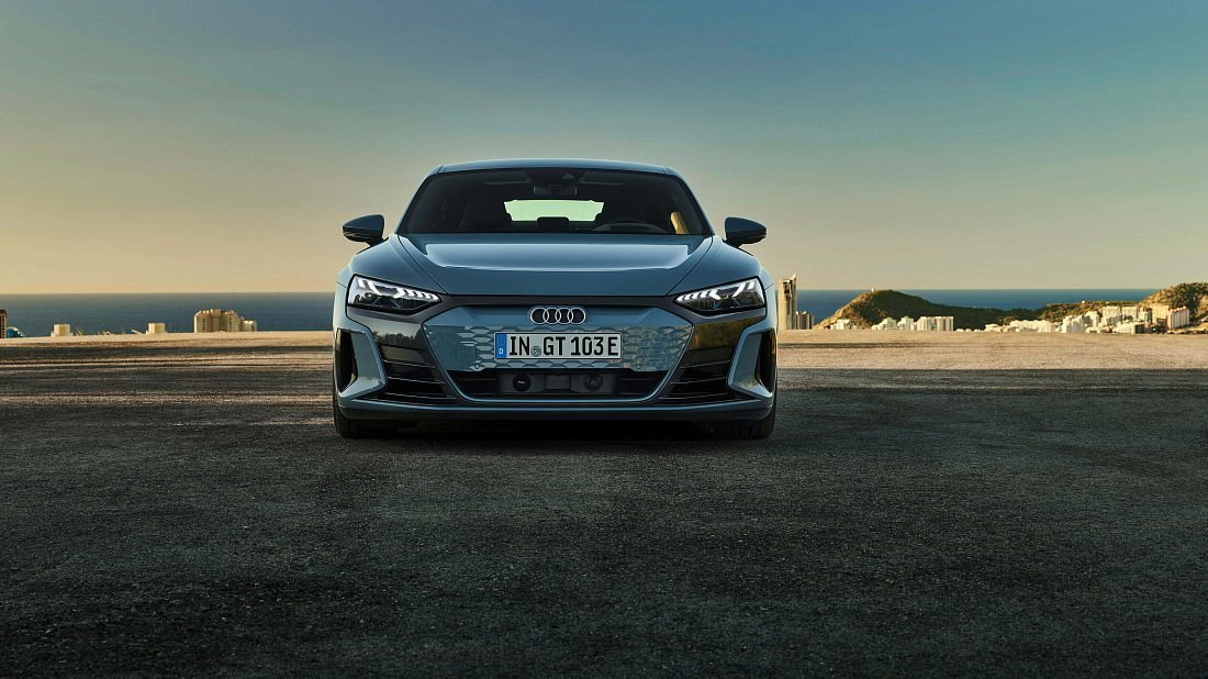 Audi e-tron GT quattro (2021-2024) передняя часть, решетка радиатора, фары, бампер, экстерьер