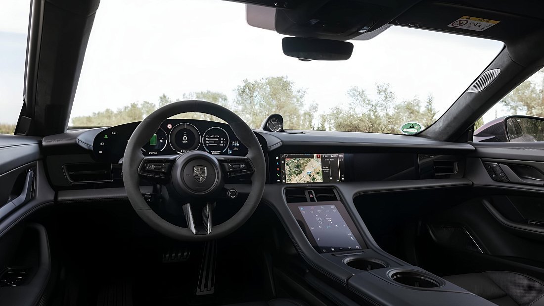 Porsche Taycan Turbo Cross Turismo (2024-…) интерьер, переднее сиденье, водительское сиденье, приборная панель, рулевое колесо, информационно-развлекательная система, кокпит