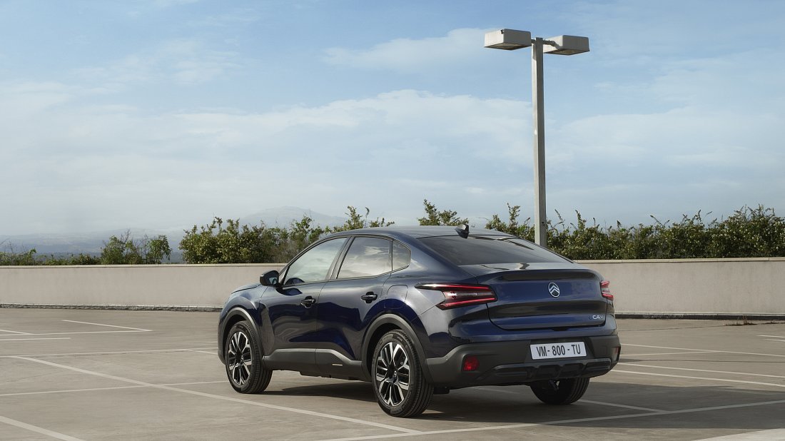 Citroën e-C4 X 54 kWh (2024-…) задняя часть в три четверти, вид в три четверти, диагональ, экстерьер