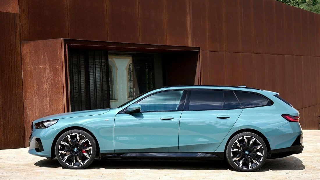 BMW i5 Touring eDrive40 (2024-2025) вид сбоку, силуэт, двери, колеса, экстерьер