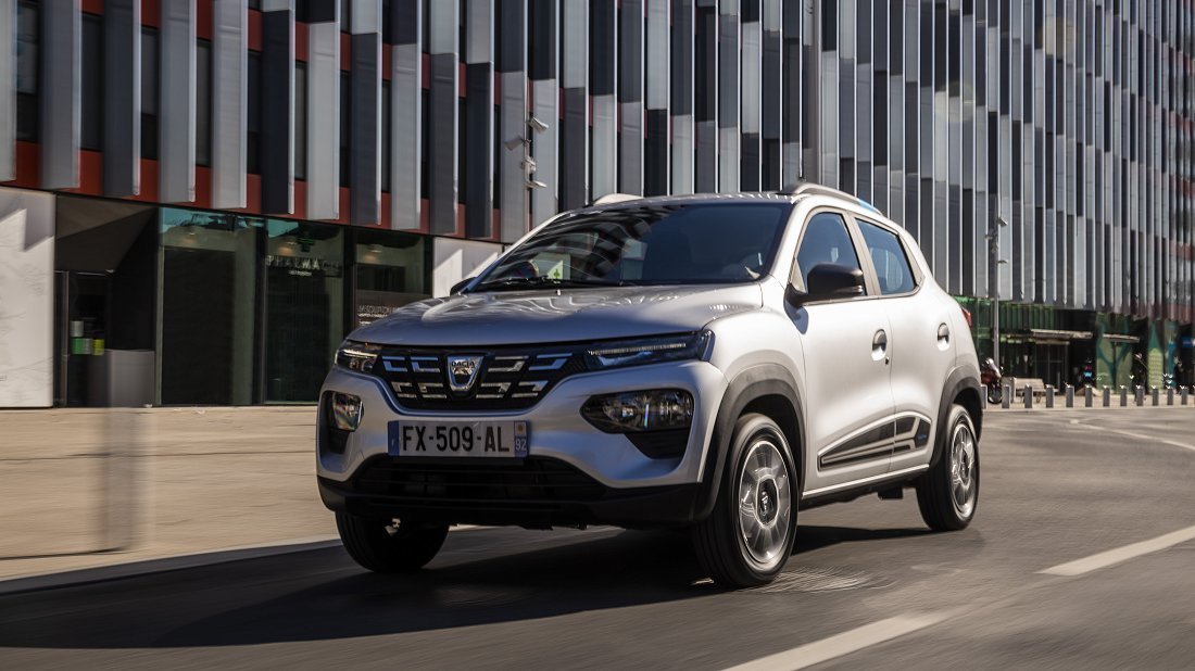 Dacia Spring Electric (2021-2022) вид спереди, спереди сбоку, по диагонали, экстерьер