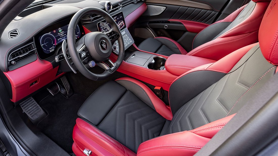 Maserati Grecale Folgore (2024-…) интерьер, переднее сиденье, водительское сиденье, приборная панель, рулевое колесо, информационно-развлекательная система, кокпит