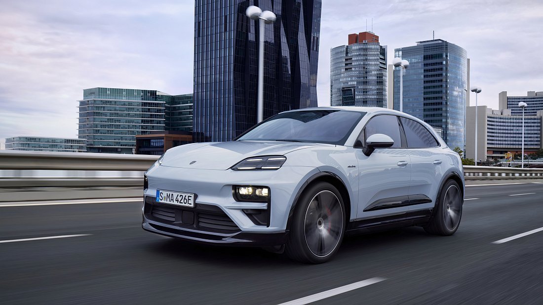 Porsche Macan Turbo Electric (2024-…) вид спереди, спереди сбоку, по диагонали, экстерьер