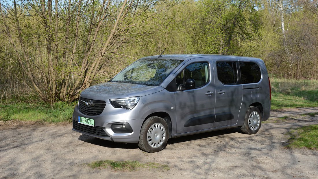 Opel Combo Electric Life XL 50 kWh (2021-2024) вид спереди, спереди сбоку, по диагонали, экстерьер