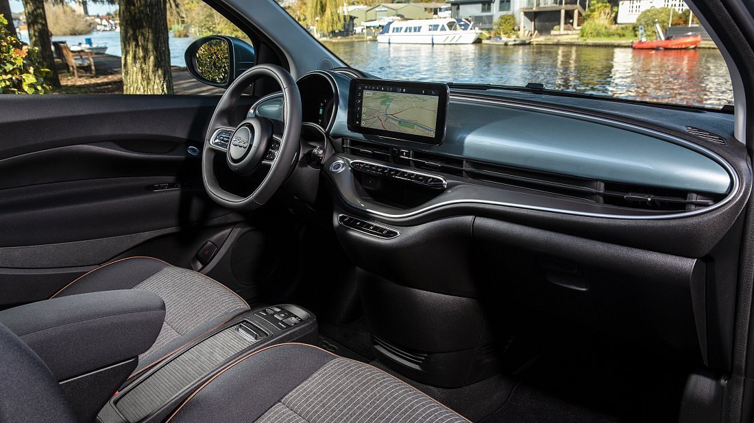 Fiat 500e Cabrio 24 kWh (2022-…) интерьер, переднее сиденье, водительское сиденье, приборная панель, рулевое колесо, информационно-развлекательная система, кокпит