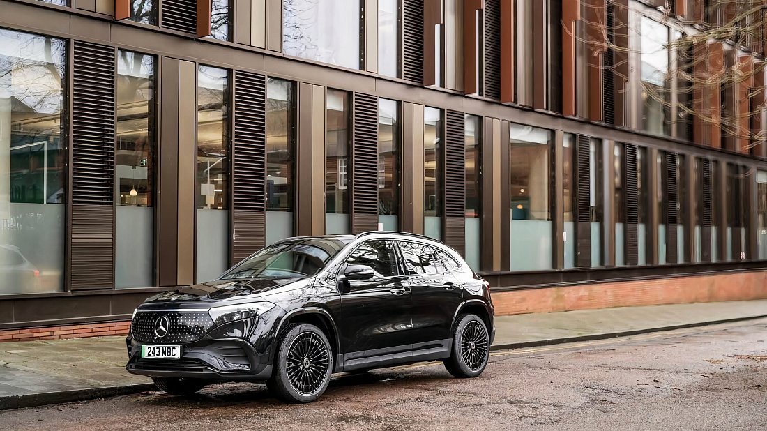 Mercedes EQA 250+ (2023-…) вид спереди, спереди сбоку, по диагонали, экстерьер