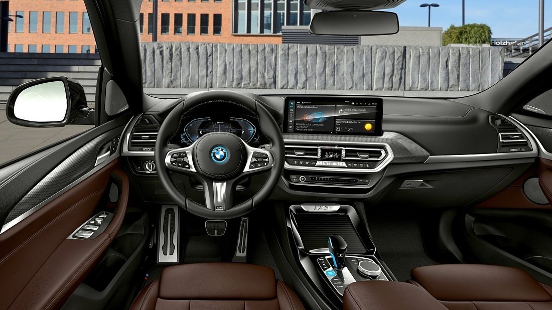 BMW iX3 Gen 2 (2021-…) интерьер, переднее сиденье, водительское сиденье, приборная панель, рулевое колесо, информационно-развлекательная система, кокпит