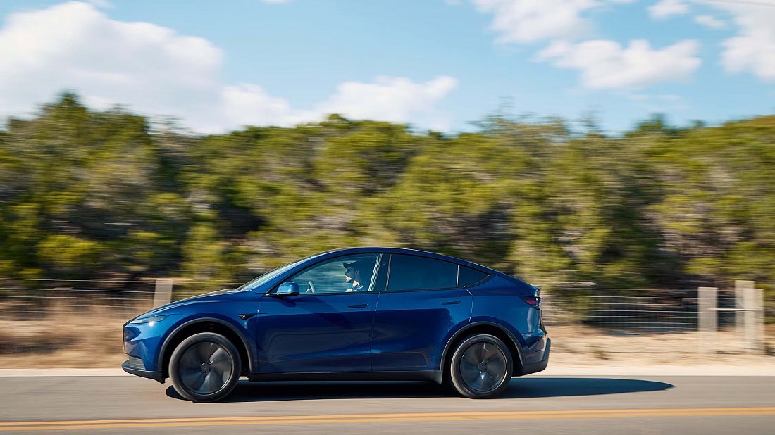 Фото Tesla Model Y Standard RWD (2025-...) вид сбоку
