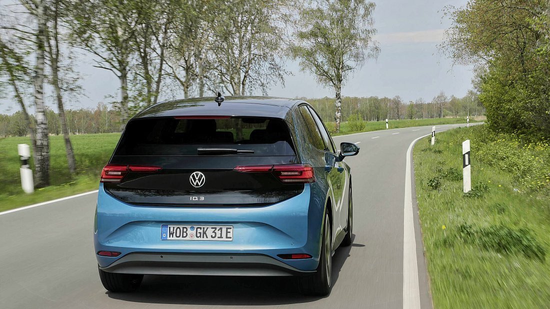 Volkswagen ID.3 Pro (2024-…) вид сзади, задние фонари, багажник, спойлер, эмблема, бампер, экстерьер