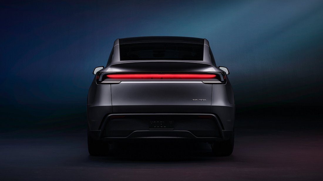 Tesla Model Y Long Range RWD (2025-...) вид сзади, задние фонари, багажник, спойлер, эмблема, бампер, экстерьер