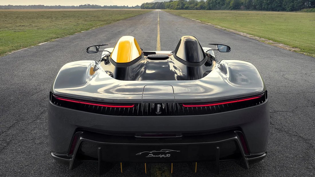 Pininfarina B95 (2025-...) вид сзади, задние фонари, багажник, спойлер, эмблема, бампер, экстерьер