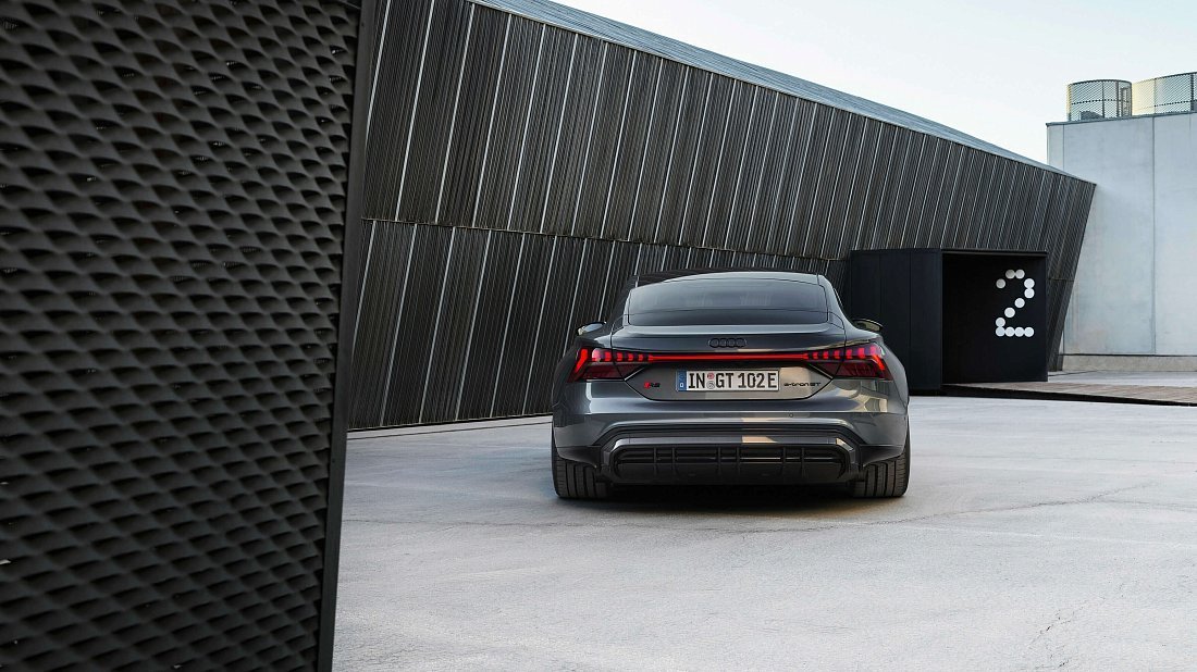 Audi e-tron GT RS (2021-2024) вид сзади, задние фонари, багажник, спойлер, эмблема, бампер, экстерьер