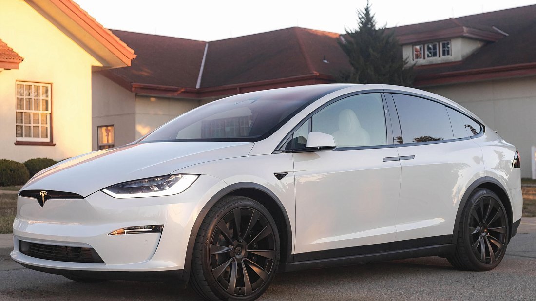 Tesla Model X Plaid (2021-…) вид спереди, спереди сбоку, по диагонали, экстерьер