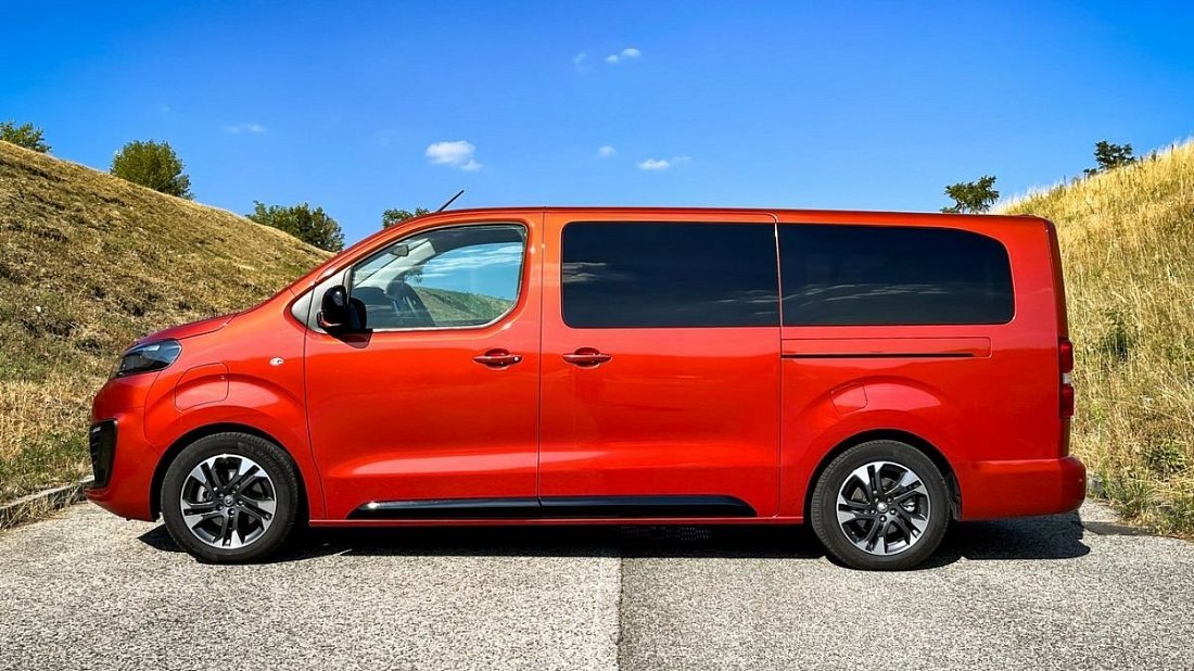 Opel Zafira Electric Life L 50 kWh (2020-2024) вид сбоку, силуэт, двери, колеса, экстерьер